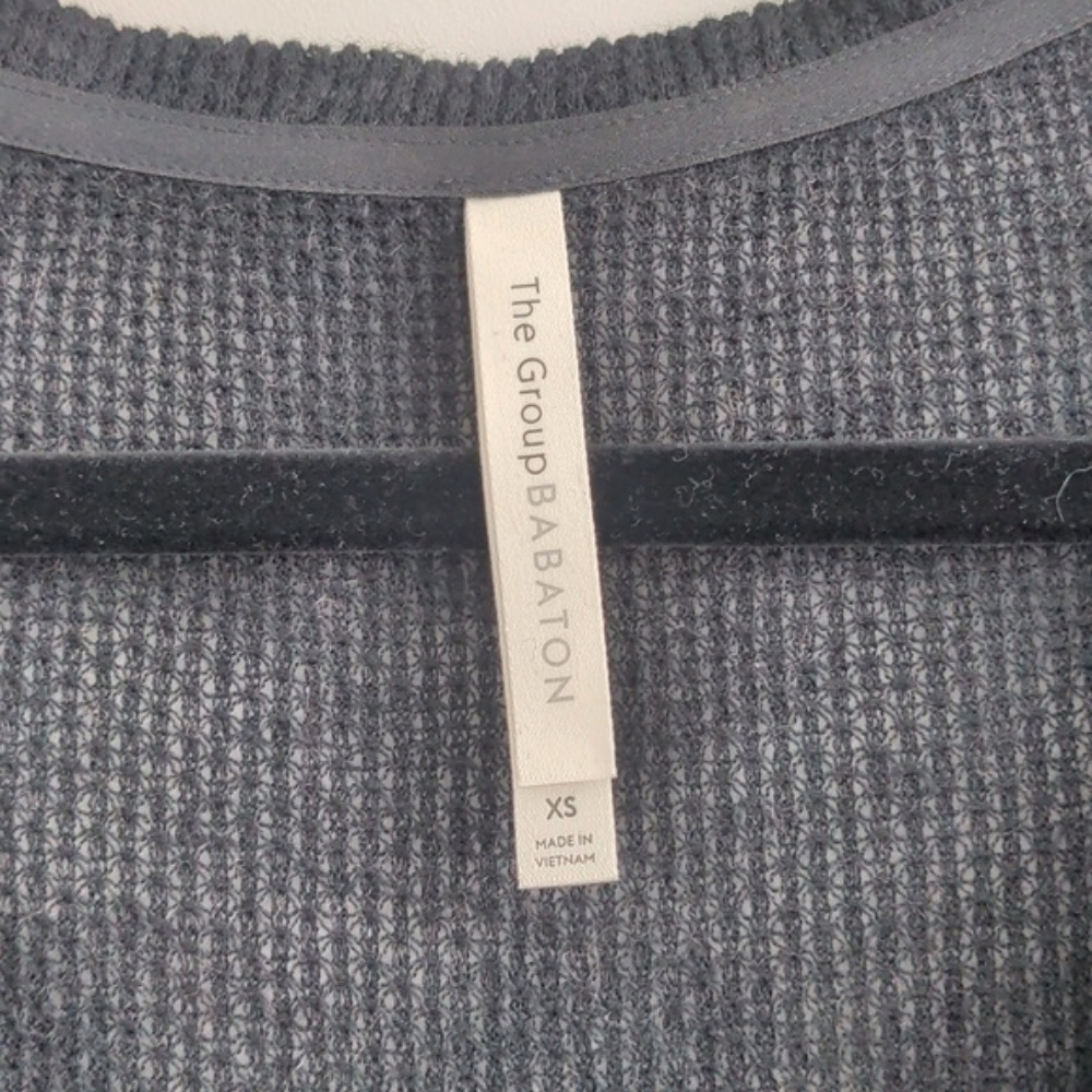 ARITZIA BABATON | T-shirt Oversized Open Knit V-Neck Scoop Hem, Black, Womens XS - Picture 6 of 10